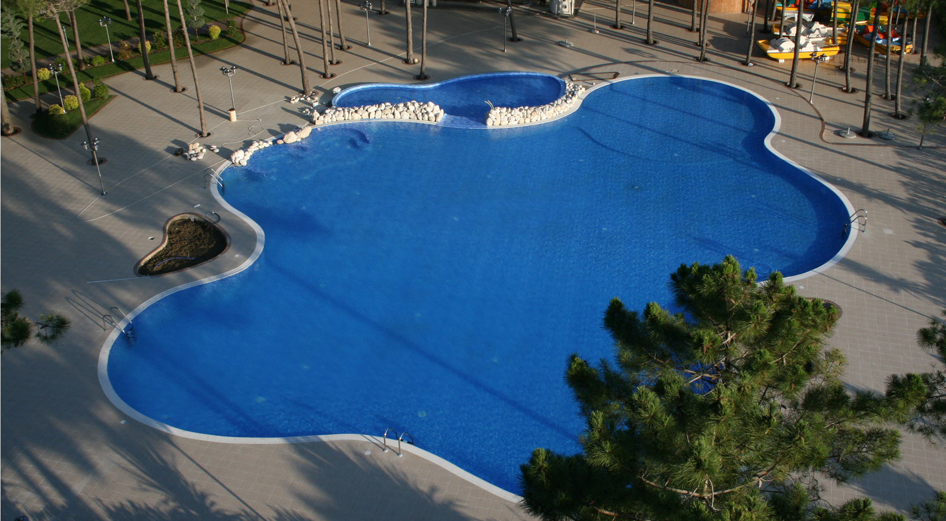 Piscina con acquascivoli