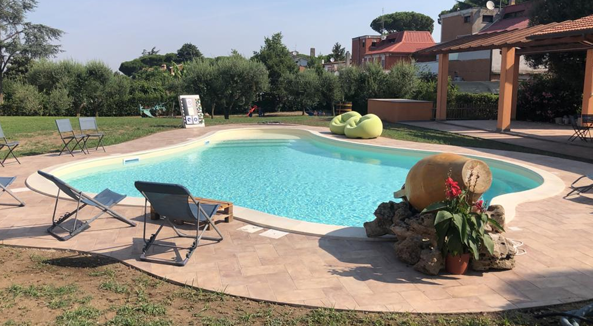 Piscina pubblica con vasca piccola