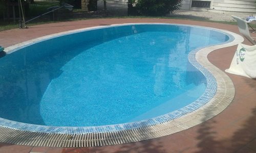 Piscina in cemento bordo sfioro con liner