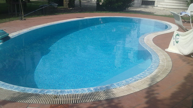 Piscina in cemento bordo sfioro con liner