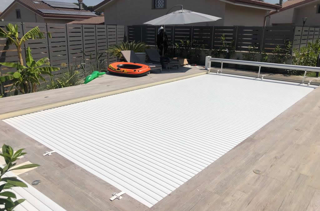 Copertura a tapparella per piscina rettangolare